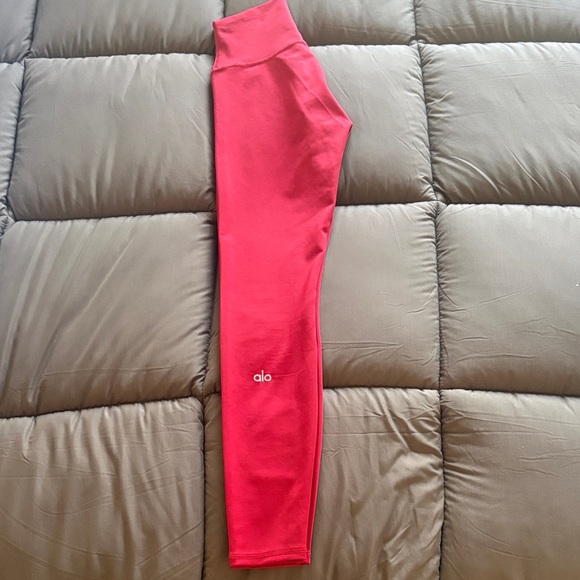 ALO Yoga Pants - Women’s ALO Yoga Classic Red 7/8 Airlift Leggings. XS